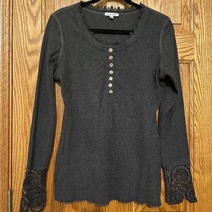 Women’s beautiful grey thermal type boutique shirt Size XL